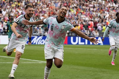 Youri Tielemans (#8) de Bélgica, el jugador del partido, celebra el gol que les dio la victoria en el Lumen Field, de Seattle, en EE.UU.