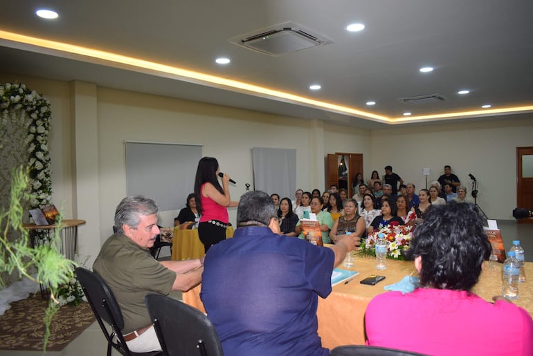 Familiares, ciudadanos y escritores de la zona acompañaron el lanzamiento del libro.
