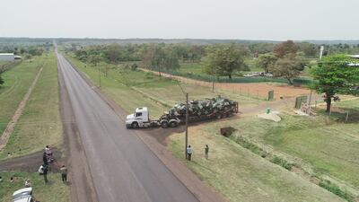 Vehículos blindados tipo Cascabel y Urutú que ayer partieron del cuartel RC4 “Acá Carayá” de Loma Pytã, con destino al recinto del Comando de Defensa Interna (Codi), en Arroyito, Concepción.