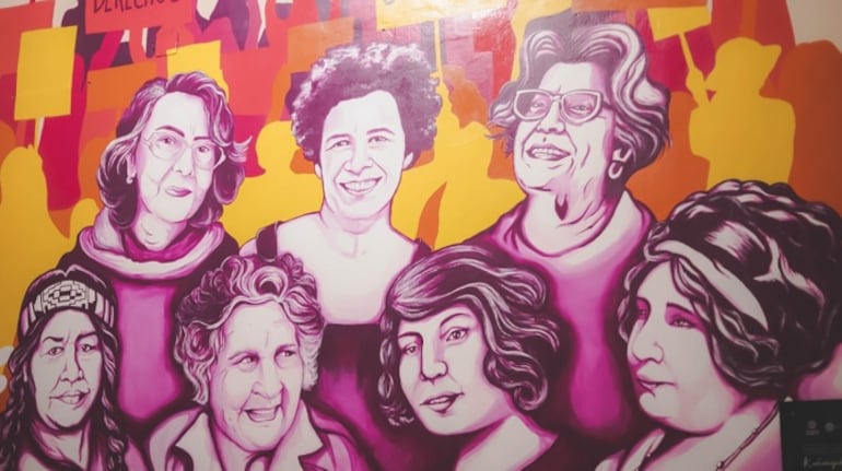 Line Bareiro (arriba, primera a la izquierda) y Serafina Davalos (abajo, primera a la derecha) en un mural realizado por Law Medina y Makie Zuiderwik en el centro Cultural Municipal de Encarnación.