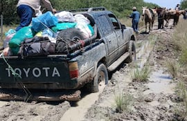 El educador pudo llevar a su esposa y los kits escolares hasta donde permitía el precario camino, luego el viaje prosiguió a caballo gracias a la ayuda de los padres de familia.