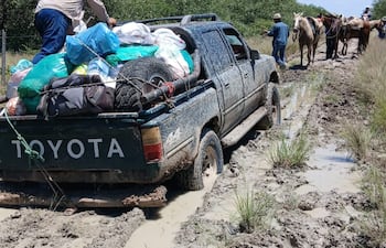 El educador pudo llevar a su esposa y los kits escolares hasta donde permitía el precario camino, luego el viaje prosiguió a caballo gracias a la ayuda de los padres de familia.