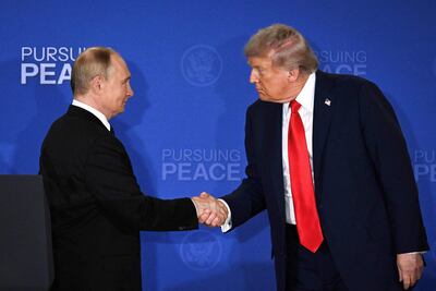 El presidente ruso Vladimir Putin (a la izquierda) y el estadounidense Donald Trump durante su última reunión, el pasado 15 de agosto en Anchorage, Alaska.
