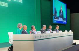 Diferentes líderes de Estado, entre ellos el presidente de Colombia, Gustavo Petro (3d), en un evento organizado en la Cumbre del Clima COP28, en Dubái, sobre el Tratado de No Proliferación de los Combustibles Fósiles.