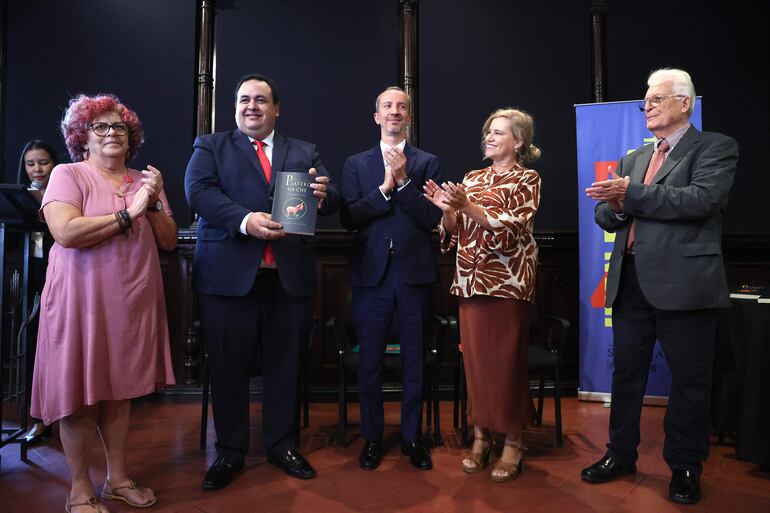 De izquierda a derecha: la directora de diversidad cultural del Ministerio de Cultura de Paraguay, Stela Franceschelli; el director general del gabinete del Ministerio de Cultura, Humberto López; el embajador de España en Paraguay, Javier Parrondo; la diputada de Cultura de la Diputación Provincial de Huelva, Gracia Baquero; y el integrante de la Asociación Cultural Iberoamericana, Rafael López, posan durante el lanzamiento de la edición bilingüe, en español y guaraní, del libro 'Platero y yo'.