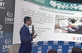 Hugo López, coordinador del Sifen brindó ayer una capacitación sobre facturación electrónica en el stand de la DNIT de la Expo