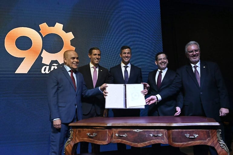 Peña anuncia créditos y fusión del MIC con Senatur Peña anuncia créditos y fusión del MIC con Senatur