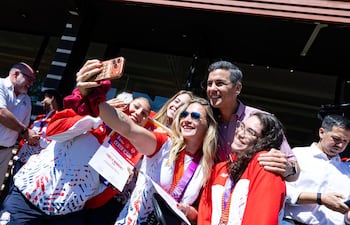 El mandatario Santiago Peña, en Mburuvicha Róga, luego del acto en homenaje a la delegación del Team Paraguay que compitió en los Juegos Suramericanos Santa Fe 2026.