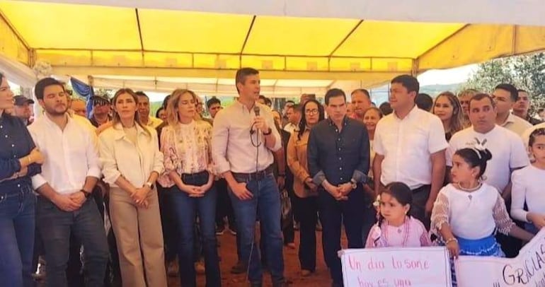 El presidente Santiago Peña, durante un acto oficial, pidió apoyar al candidato colorado Gilberto Mereles (Lista 1) para que sea el próximo intendente y así continuar con la construcción de viviendas.