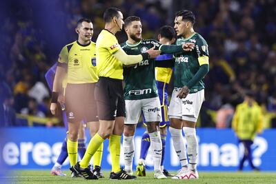 El paraguayo Gustavo Gómez (d), futbolista de Palmeiras, reclama al árbitro colombiano Wilmar Roldán en un partido de las semifinales de la Copa Libertadores 2023 contra Boca Juniors en el estadio La Bombonera, en Buenos Aires, Argentina.