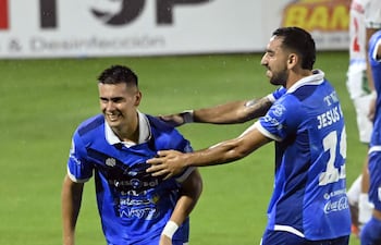 El atacante Cristhian Ocampos celebra el tanto de apertura, acompañado por Jesús Abel Paredes.
