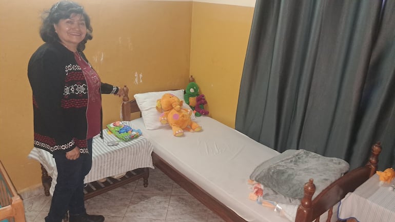 Dormitorios de bebes en el hogar de niños de Caaguazú.