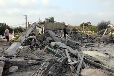 Personas inspeccionan los daños en el lugar atacado por un bombardeo israelí en Toura, distrito de Tiro, sur del Líbano, el 6 de noviembre de 2025. (Imagen de referencia)