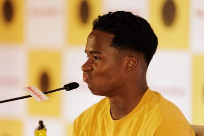 El jugador de fútbol brasileño Endrick, habla durante una rueda de prensa hoy en Sao Paulo (Brasil). El atacante brasileño Endrick, jugador del victorioso Palmeiras, declaró este viernes que espera que su relación con el Real Madrid, equipo con el que debe empezar a jugar a partir de julio, dure "años y años".