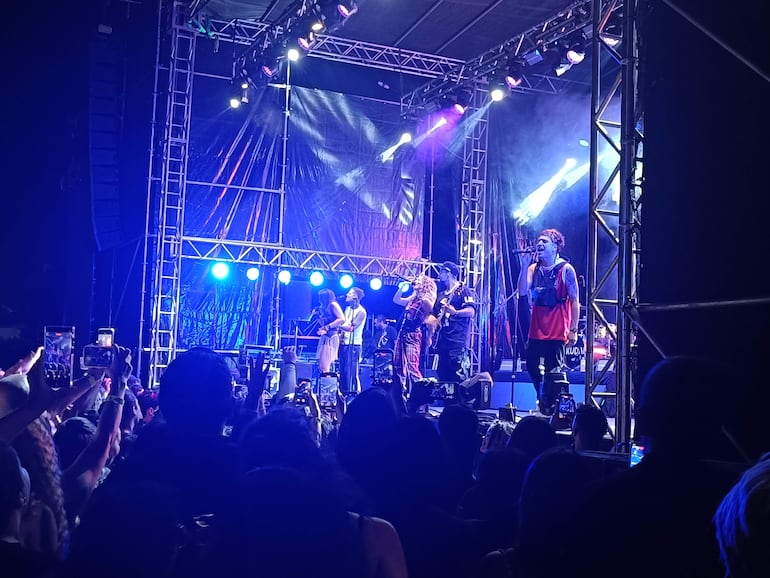 Con los celulares en alto, el público coreó y celebró este primer encuentro en nuestro país con el grupo Kudai.
