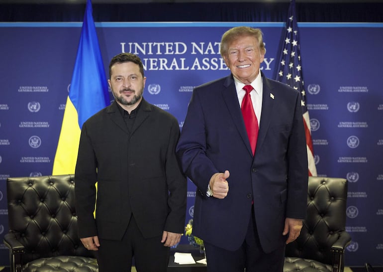 Fotografía facilitada por el Servicio de Prensa de la Presidencia de Ucrania que muestra al presidente de Ucrania, Volodímir Zelenski (izq.), junto al presidente de Estados Unidos, Donald Trump (der.), durante una reunión en Nueva York (EE. UU.) el 22 de septiembre de 2026, al margen de la Asamblea General de las Naciones Unidas