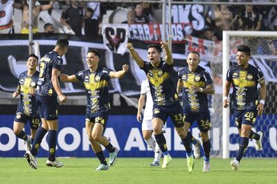 Los futbolistas del Sportivo Trinidense celebran un gol en el partido frente a Colo Colo por la ida de la Fase 3 de la Copa Libertadores en el estadio La Huerta, en Asunción.