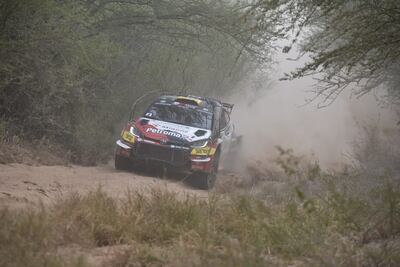 El Toyota GR Yaris Rally 2 del piloto Gustavo Saba durante la Etapa 2 del Rally del Chaco 2025.