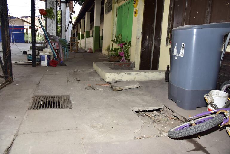 Con grietas y pozos en el piso también se encuentra la escuela Dahlquist.