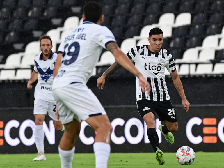 Hugo Fernández, jugador de Libertad, disputa el balón en un partido frente a Sportivo Ameliano por la segunda fecha del torneo Apertura 2026 de la Primera División de Paraguay en el estadio La Huerta, en Asunción, Paraguay.