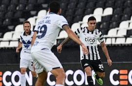 Hugo Fernández, jugador de Libertad, disputa el balón en un partido frente a Sportivo Ameliano por la segunda fecha del torneo Apertura 2026 de la Primera División de Paraguay en el estadio La Huerta, en Asunción, Paraguay.