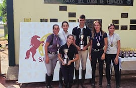 Los mejores atletas en la categoría 1,00 metro en el Torneo Interno del Club Hípico San Jorge.
