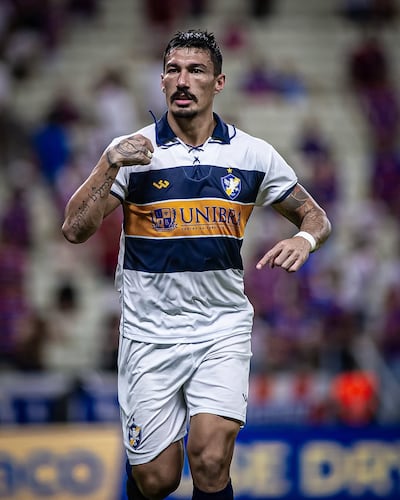 Richard Franco, en el festejo de su gol que definió la serie de penales a favor de Retrô contra Fortaleza, para el paso del modesto club pernambucano de la cuarta categoría a los octavos de final de la Copa Brasil.