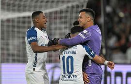 El guardameta de Liga de Quito, Gonzalo Valle, celebra junto a sus compañeros de equipo, el defensa haitiano Ricardo Adé y el centrocampista Alexander Alvarado, tras ganar la tanda de penaltis del partido de vuelta de los octavos de final de la Copa Libertadores de fútbol entre el Liga de Quito de Ecuador y el Mirassol de Brasil, en el estadio Rodrigo Paz Delgado.