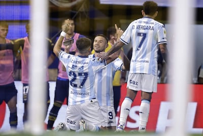 Adrián "Maravilla" Martínez (c), delantero de Racing celebra un gol este domingo, en un partido por semifinales del Torneo Clausura Argentino entre Boca Juniors y Racing Club en el estadio Alberto J. Armando 'La Bombonera' en Buenos Aires (Argentina).