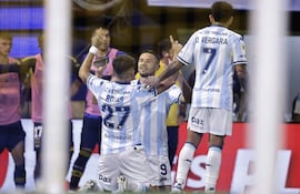 Adrián "Maravilla" Martínez (c), delantero de Racing celebra un gol este domingo, en un partido por semifinales del Torneo Clausura Argentino entre Boca Juniors y Racing Club en el estadio Alberto J. Armando 'La Bombonera' en Buenos Aires (Argentina).