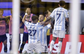 Adrián "Maravilla" Martínez (c), delantero de Racing celebra un gol este domingo, en un partido por semifinales del Torneo Clausura Argentino entre Boca Juniors y Racing Club en el estadio Alberto J. Armando 'La Bombonera' en Buenos Aires (Argentina).
