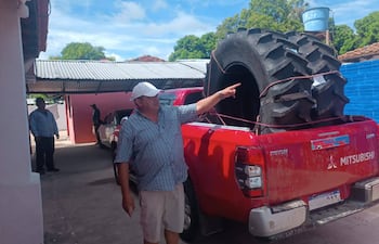 Hilario Adorno muestra la camioneta que se encuentra dentro de su propiedad y no en la Municipalidad de Puerto Casado.