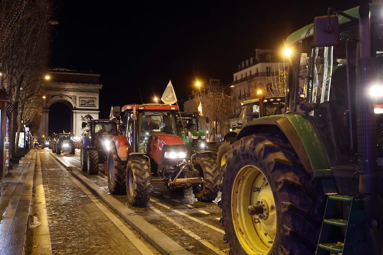 Granjeros franceses bloquean las calles de París en señal de protesta contra el acuerdo UE-Mercosur.