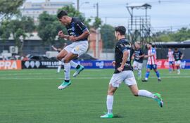 El atacante Carlos González Ozuna celebra su tanto perseguido por Francisco Pacher, autor de la segunda conquista "ñandutí". (Foto: @CopaParaguayAPF)