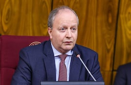 El ministro Carlos Fernández Valdovinos, titular del Ministerio de Economía y Finanzas (MEF), defiende su presupuesto ante la Bicameral. Gent prensa Senado