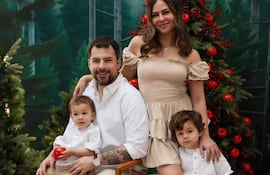Andrea Quattrocchi y Darío López con sus hijos Bruno y Mauro cuentan los días para la llegada de la Navidad.