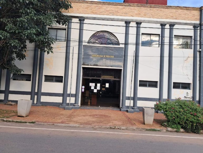 Funcionarios de Paraguarí reclaman el pago de salarios en la municipalidad local.