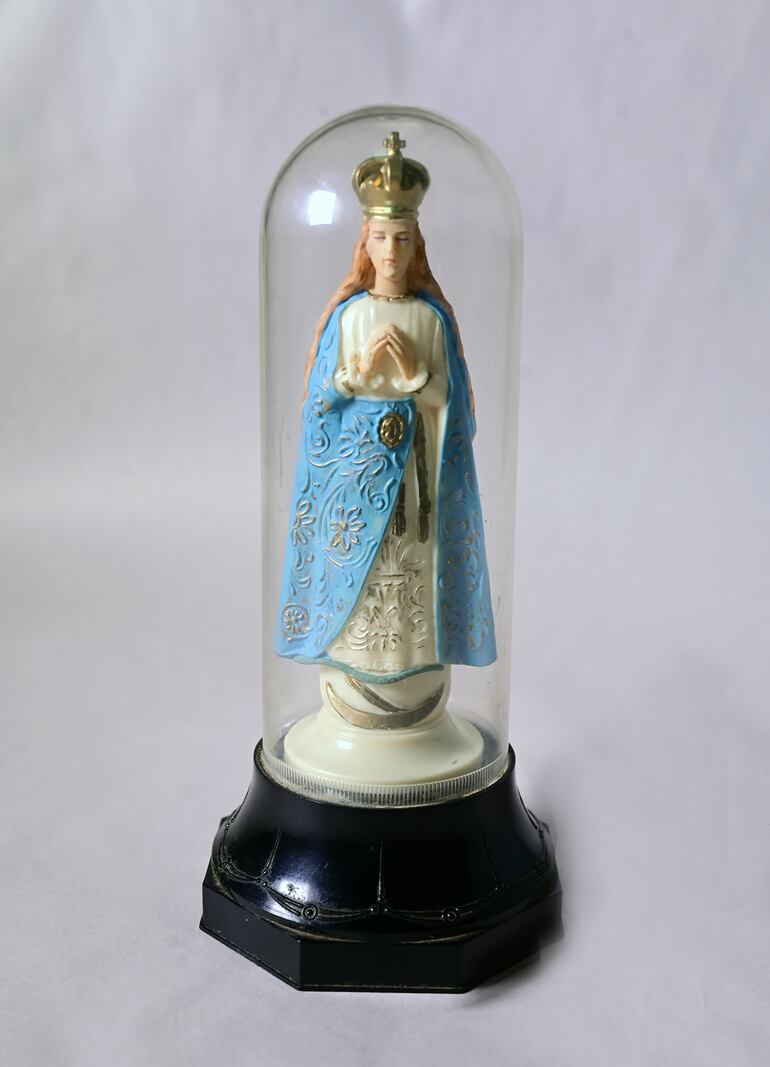 Caja musical con el Himno a la Virgen de Caacupé. Data de los años '60 y fueron fabricadas en Suiza por la firma Thorens.