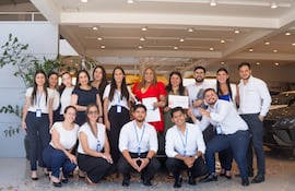 Equipo de Geely festejó la venta de la unidad 5.000 de la marca en Paraguay.