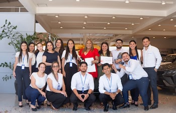 Equipo de Geely festejó la venta de la unidad 5.000 de la marca en Paraguay.