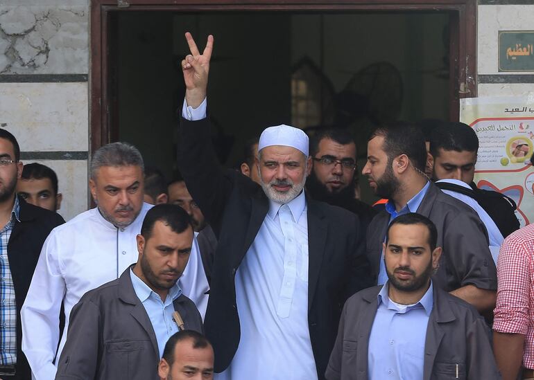 Fotografía del difunto Ismail Haniyeh (centro, haciendo la V de la victoria) tomada en 2015 en la ciudad de Gaza.