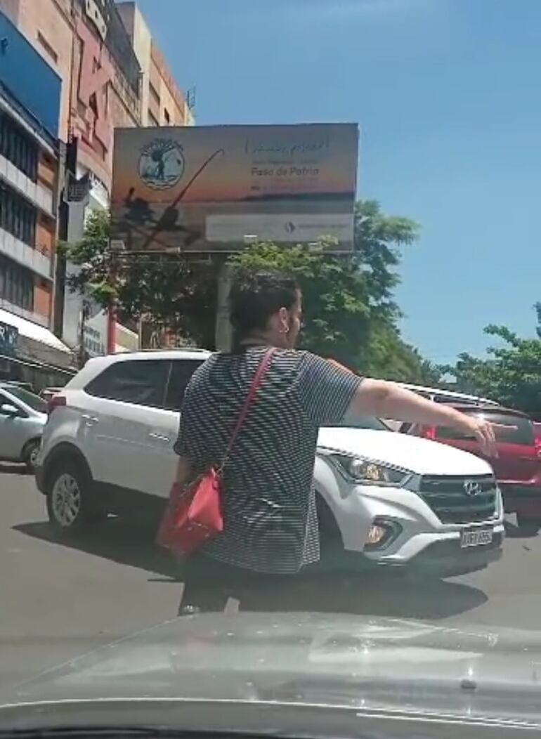 Una mujer que circulaba por la zona también intentó poner "orden" al desorganizado tránsito del microcentro esteño.