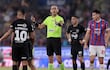 El árbitro Juan Gabriel Benítez (c) en el superclásico Cerro Porteño vs. Olimpia por el fútbol paraguayo en el estadio La Nueva Olla, en Asunción.