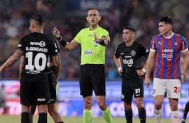 El árbitro Juan Gabriel Benítez (c) en el superclásico Cerro Porteño vs. Olimpia por el fútbol paraguayo en el estadio La Nueva Olla, en Asunción.