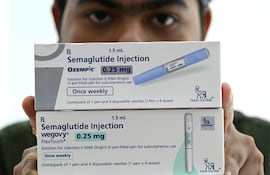 Un distribuidor de medicamentos exhibe paquetes de plumas precargadas de autoinyección de Ozempic y Wegovy (semaglutida, GLP-1) en su oficina de Thane el 20 de marzo de 2026. Una avalancha de fármacos para bajar de peso está a punto de transformar la lucha global contra la obesidad, ya que India se prepara para lanzar versiones genéricas de bajo costo de inyecciones como Ozempic tras la expiración de una patente clave el 20 de marzo de 2026.