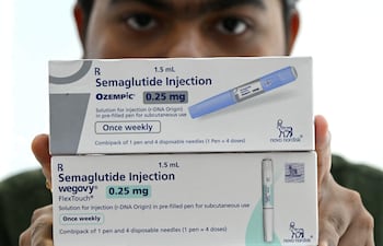 Un distribuidor de medicamentos exhibe paquetes de plumas precargadas de autoinyección de Ozempic y Wegovy (semaglutida, GLP-1) en su oficina de Thane el 20 de marzo de 2026. Una avalancha de fármacos para bajar de peso está a punto de transformar la lucha global contra la obesidad, ya que India se prepara para lanzar versiones genéricas de bajo costo de inyecciones como Ozempic tras la expiración de una patente clave el 20 de marzo de 2026.