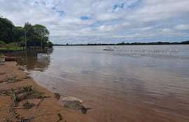 Zona ribereña de Ayolas afectada por crecida del río Paraná.
