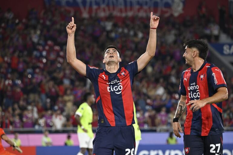Wilder Viera (i), jugador de Cerro Porteño, festeja un gol en el partido ante Monagas por la revancha de la Fase 2 de la Copa Libertadores 2025 en el estadio La Nueva Olla, en Asunción, Paraguay.