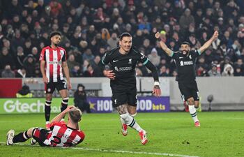 Liverpool's Uruguayan striker #09 Darwin Nunez celebrates after scoring his team first goal during the English Premier League football match between Brentford and Liverpool at the Gtech Community Stadium in London on January 18, 2025. (Photo by JUSTIN TALLIS / AFP) / RESTRICTED TO EDITORIAL USE. No use with unauthorized audio, video, data, fixture lists, club/league logos or 'live' services. Online in-match use limited to 120 images. An additional 40 images may be used in extra time. No video emulation. Social media in-match use limited to 120 images. An additional 40 images may be used in extra time. No use in betting publications, games or single club/league/player publications. /