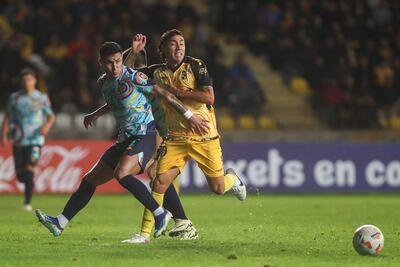 El paraguayo Rodi Ferreira (i), jugador de Sportivo Luqueño, pelea por el balón en el partido frente a Coquimbo Unido por la fase de grupos de la Copa Sudamericana 2024 en el estadio Coloso del Llano, en Coquimbo, Chile.